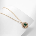 Dettaglio della collana con ciondolo stella dorata e zircone smeraldo rettangolare - Stile Stella Vintage Verde (KN0280)