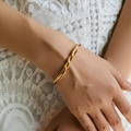 Bracelet torsadé élégant plaqué or 18 carats avec un design minimaliste raffiné - Style Torsadé en Spirale (KB0473)