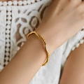 Bracelet jonc irrégulier plaqué or 18 carats avec texture gaufrée élégante pour femme - Style de Vague Irrégulière (KB0458)