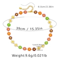 Dettaglio collana con margherite in smalto colorato con chiusura a moschettone e catenina - Stile Margherita Colorata (KN0058-1)