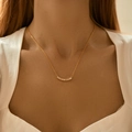 Elegante collana girocollo dorata con pendente curvo e zirconi cubici rettangolari - Stile Diamante in Fila ad Arco (KN0266)