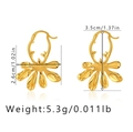 Λεπτομέρεια των χρυσών σκουλαρικιών 18K με διαστάσεις 3,5cm ύψος και 2,6cm πλάτος - Κρίκοι με Έξι Μεταλλικά Φύλλα και Υφή (KE0506)
