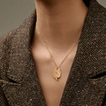 Collana vintage francese placcata in oro con ciondolo irregolare e cristallo - Goccia Martellata Smerigliata (KN0364-1)
