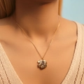 Collana a foglia d'acero placcata oro 18 carati con pendente in gemma scura - Foglia Venata con Pietra Viola Scuro (KN0365-2)