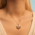Elegante collana a foglia d'acero placcata oro 18K con gemma rosa su una modella - Foglia Venata con Pietra Rosa (KN0365-1)