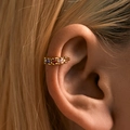 Gros plan sur l'ear cuff arc-en-ciel serti de zircons colorés et plaqué or 18 carats - Style Pierre Multicolore Dégradé Arc-en-Ciel (KE1297)