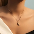 Elegante collana a mezzaluna placcata oro 18 carati con cristalli verdi su una modella - Mezzaluna con Pietra Verde Scuro (KN0366-3)