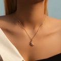 Elegante collana placcata in oro 18 carati con ciondolo a mezzaluna e cristalli lucenti - Mezzaluna con Intarsio di Zircone Bianco (KN0366-2)