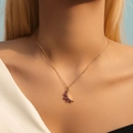 Elegante collana placcata oro 18K con pendente a mezzaluna e cristalli colorati - Mezzaluna Sfumata con Pietre Arcobaleno (KN0366-1)