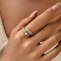 Anello in stile francese placcato oro 18K con pietre turchesi e zirconi scintillanti - Aperto Regolabile / Stile Bypass con Pietra Principale Rettangolare Celeste (KR0083) / Oro