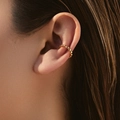 Λεπτομερής όψη χρυσού σκουλαρικιού ear cuff με ζιργκόν φορεμένο σε γυναικείο μοντέλο - Στυλ Στριφτό Σχοινί (KE1472)