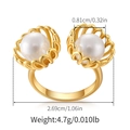 Details des verstellbaren Goldrings mit zwei Muschelperlen und präzisen Abmessungen - Doppelperlen Design Stil (KR0102)