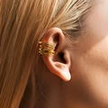 Élégante manchette d'oreille multicouche plaquée or portée par un mannequin - Style Bobine Empilée Multicouche (KE1298)