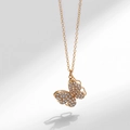 Collana con ciondolo a farfalla dorata a doppio strato con cristalli pavé lucidi - Stile Farfalla Pavé (KN0275)