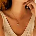 Dettaglio della collana con pendente a cerchio di strass luccicanti sul collo di una donna - Stile a Doppio Anello Nidificato (KN0293)
