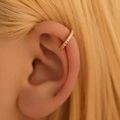 Manchette d'oreille dorée élégante avec oxydes de zirconium scintillants sur le modèle - Style Minimaliste Pavé de Zirconium Blanc (KE1376)