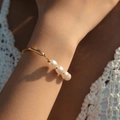 Bracelet en perles cuivré plaqué or 18 carats avec chaîne texturée au poignet - Style Chaîne Texturée Épissée Quatre Perles Rondes (KB0699)