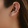 Κομψό επιχρυσωμένο σκουλαρίκι ear cuff με ζιργκόν φορεμένο από γυναίκα μοντέλο - Στυλ με Ζιρκόνια (KE1471)