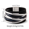 Nahaufnahme eines Bohemian-Mehrschicht-Lederarmbands mit silbernem Magnetverschluss - Schwarz-Silber-Stil (SZ00392-1)
