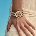 Bracelet multi-rangs bohème doré avec fermoir magnétique circulaire porté au poignet - Or (SZ00371-3)