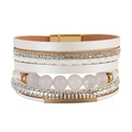 Detalle de una pulsera bohemia multicapa con cuentas de cristal y cierre magnético dorado - Blanco (SZ00280-2)