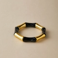 Bambus-Armband mit schwarzem Marmor-Harz und polierten Gold-Metallsegmenten - Schwarzer Marmor-Stil (AB0010-15)