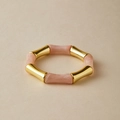 Schickes Bambus-Armband mit polierten Goldmetall- und rosa Marmorharz-Segmenten - Pfirsichrosa Marmor-Stil (AB0010-8)