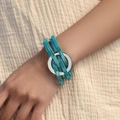 Bracelet bohème multicouche turquoise avec anneau en argent sur le poignet d'un modèle - Bleu Cyan (SZ00371-6)