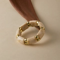 Detail van beige marmeren acryl kralen en gouden metalen afstandhouders op armband - Rechthoekige Hars Elastische Stijl (AB0040-9)