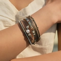 Bracelet multicouche en cuir avec perles blanches et strass au design vintage élégant - Style Ethnique Vintage Gris (SZ00347-6)
