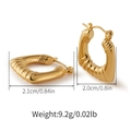 Dettaglio orecchini a cerchio dorati con dimensioni 2,1cm x 2,0cm e finitura testurizzata - Stile Spirale Quadrata Irregolare (SE0021)