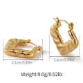 Dettaglio orecchini a cerchio intrecciati dorati con dimensioni 2,1 cm di larghezza e 2,2 cm - Stile Intrecciato con Trama a Spirale (SE0019)