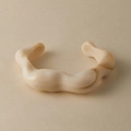 Beige acryl armband met marmeren textuur en een golvend artistiek ontwerp - Artistieke Golf Marmer Stijl (AB0028-8)