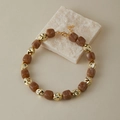 Dettaglio della collana con perle quadrate in marmo marrone e inserti in metallo dorato - Marrone (KN0616-5)