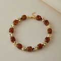 Dettaglio di perline in resina retrò e perle dorate irregolari su una collana di perline - Marrone Scuro (KN0616-6)