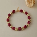 Dettaglio di collana vintage con perle ovali in resina rossa e sfere dorate testurizzate - Rosso Scuro (KN0616-7)