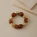Dettaglio delle perle in resina marmorizzata e accenti dorati irregolari su un bracciale chic - Marmo Marrone Scuro (AB0050-6)