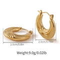 Dettaglio di orecchini a cerchio dorati in acciaio inox da 2cm con incisioni floreali - Stile Inciso Floreale Starburst (SE0011)