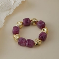 Détail de perles cubiques en résine marbrée violette et perles dorées sur le bracelet - Marbre Violet (AB0050-8)