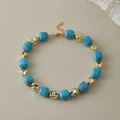 Dettagli delle perle in resina blu e delle perle dorate sulla collana girocollo alla moda - Blu Cielo (KN0616-11)