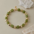 Dettaglio delle perline in resina verde oliva e perline di metallo dorato sulla collana - Verde Oliva (KN0616-12)