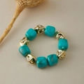 Détail du bracelet en perles avec cubes de résine turquoise et billes dorées métal - Marbre Turquoise (AB0050-10)
