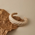 Onregelmatige beige acryl open manchetarmband met marmertextuur en gedraaid design - Spiraalvormig Gedraaide Open Stijl (AB0059-1)