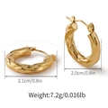 Dettaglio della misura dei cerchi intrecciati dorati da 2,1 cm in acciaio inossidabile - Stile con Trama a Spirale Intrecciata (SE0009)
