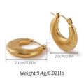 Dettaglio orecchini a cerchio dorati vintage con texture, misure 2,1 cm e 2,0 cm - Stile Vortice con Trama a Piuma (SE0007)