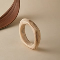 Detailopname van een vierkante geometrische acryl armband met marmeren textuur en glans - Afgeronde Vierkante Minimalistische Stijl (AB0055-1)