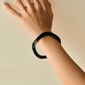 Gros plan d'un bracelet en acrylique noir au design ondulé avec finition brillante - Noir (AB0026-6)