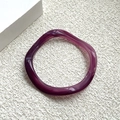 Bracelet irrégulier en acrylique avec motif marbré violet et design ondulé moderne - Marbre Violet (AB0026-10)