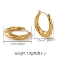 Dettaglio di orecchini a cerchio intrecciati dorati, diametro 2,3 cm, placcati sottovuoto - Stile Nodo a Spirale Intrecciata (SE0005)