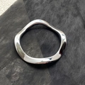 Bracelet argenté poli avec design ondulé irrégulier et finition miroir métallique élégante - Métallique Argent (AB0026-12)